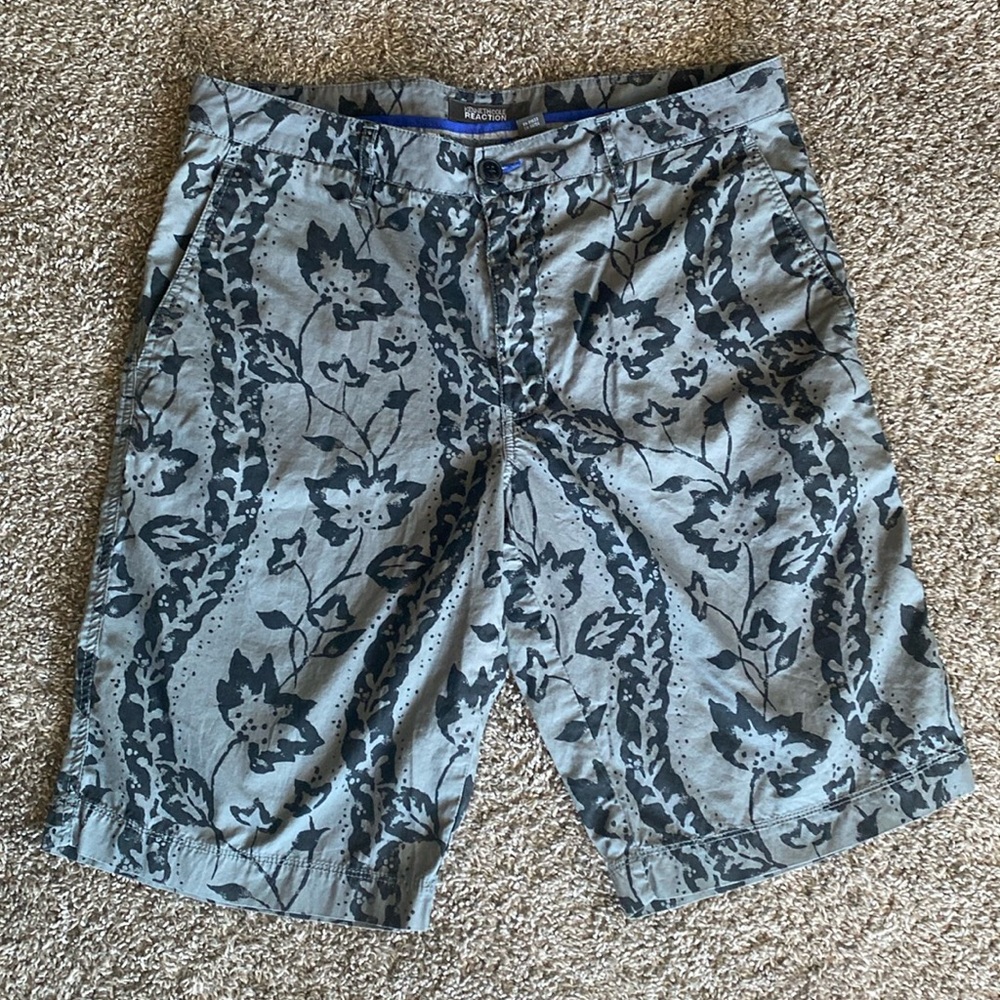 Kenneth Cole Reaction Shril Gray & Black Floral Shorts, Men’s Size 32